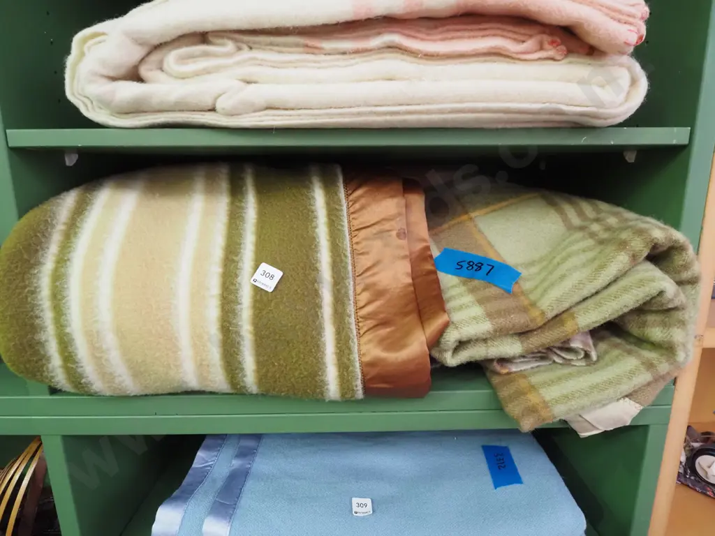 2x large green blankets Image 1++