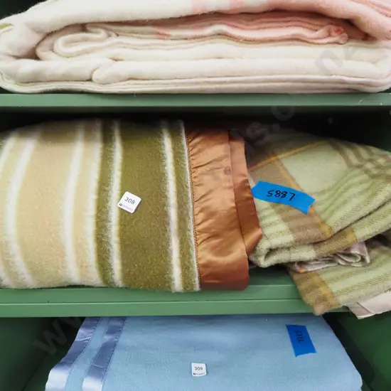 2x large green blankets