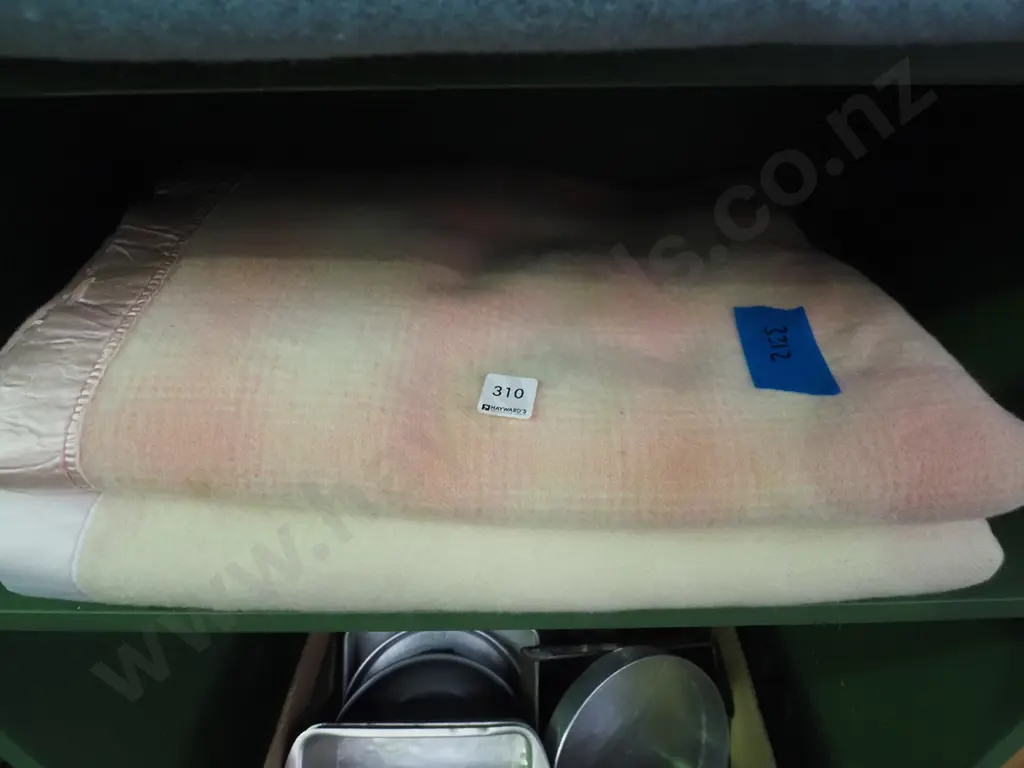 2x woollen blankets Image 1++