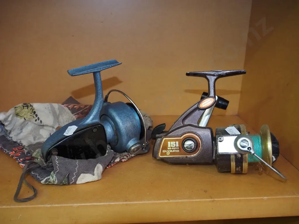 2x vintage spinning fishing reels Image 1++