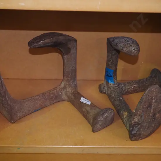 2x rusty rusty metal shoe forms