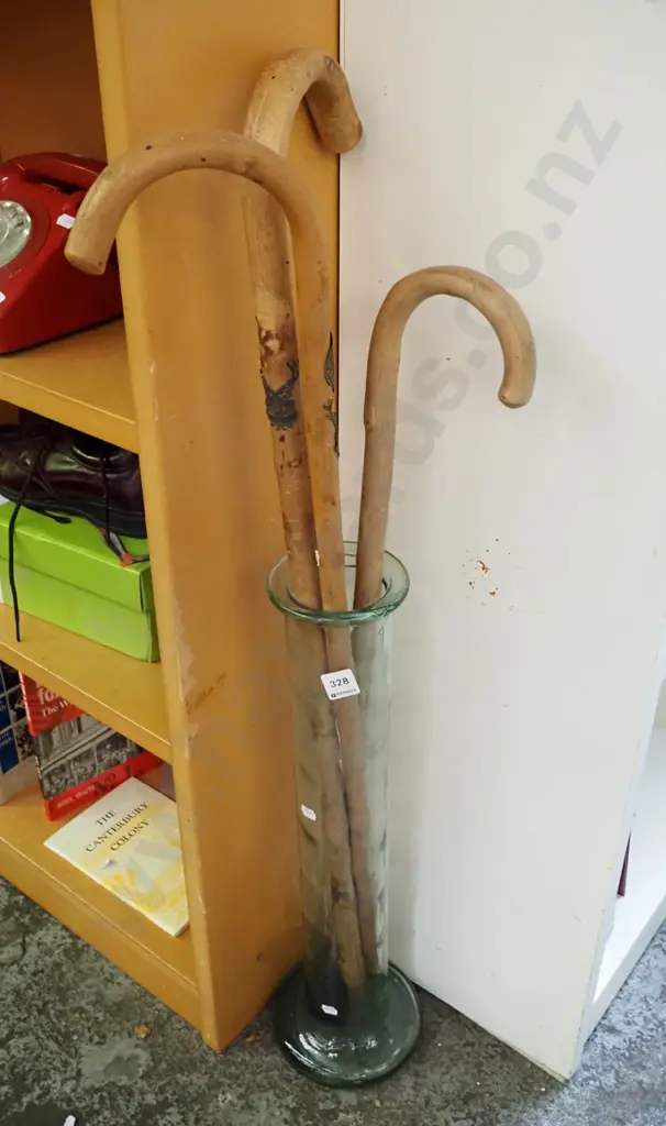 tall glass vase, 3 umbrellas Image 1++