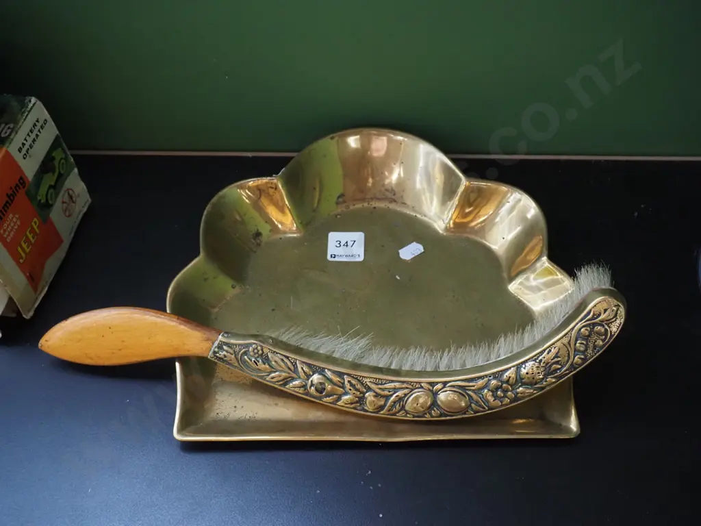 brass crumb and brush set Image 1++