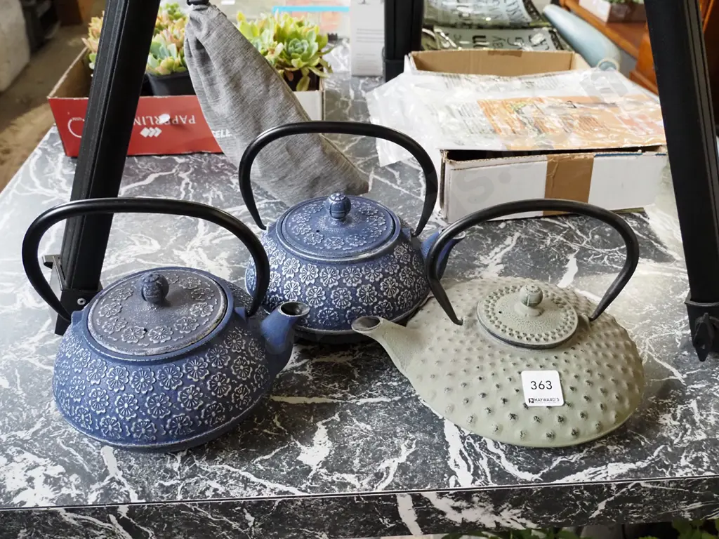 3x as-new cast iron teapots Image 1++