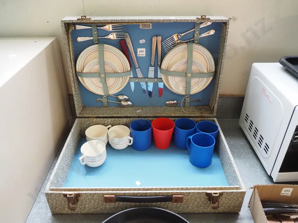 vintage picnic hamper and contents Image 1++