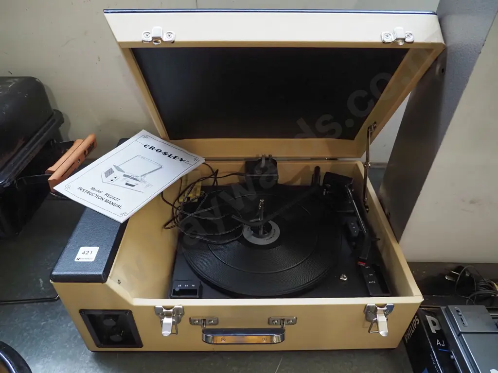 Crosley portable gramophone Image 1++