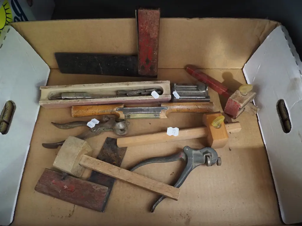 box; hand tools, marker gauges, square, knibblers etc Image 1++