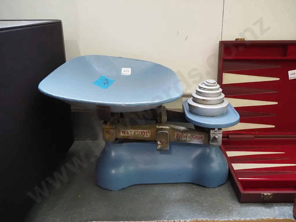 large vintage balance scales Image 1++