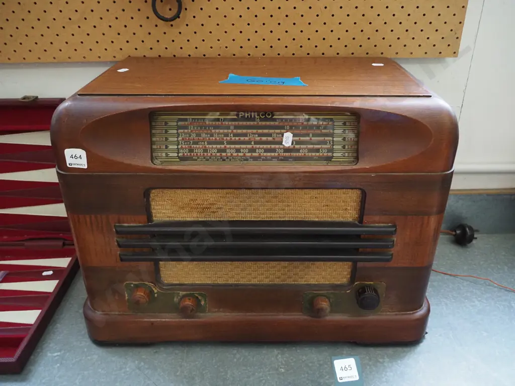 Philco wood cased valve mantle radio Image 1++