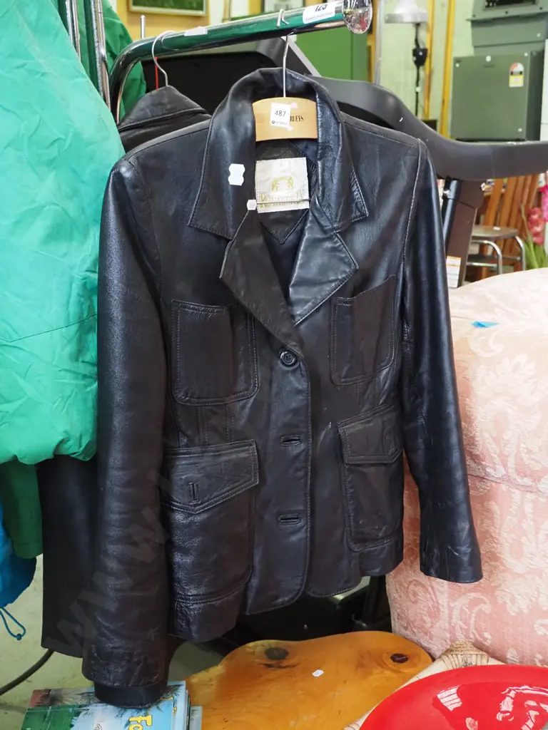 size Medium black leather jacket Image 1++