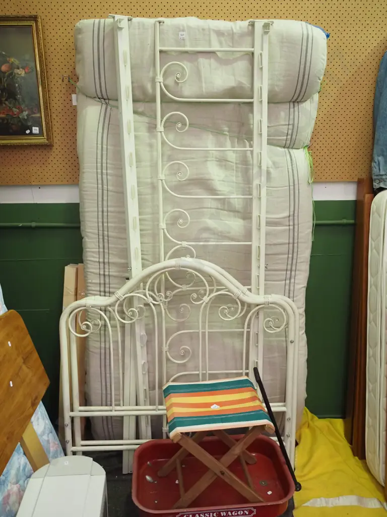 modern wrought metal ended day bed Image 1++