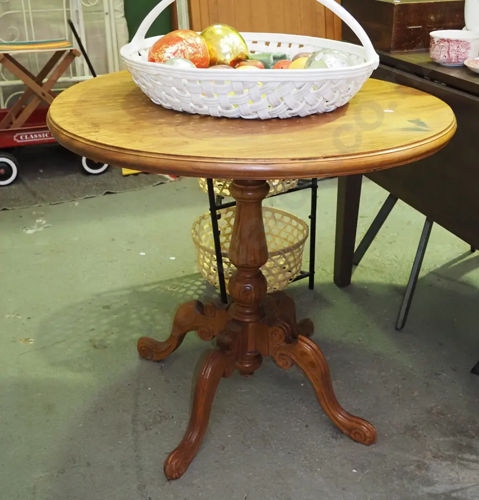 reproduction mahogany pedestal café table with carved based H-730 Diam-790 Image 1++