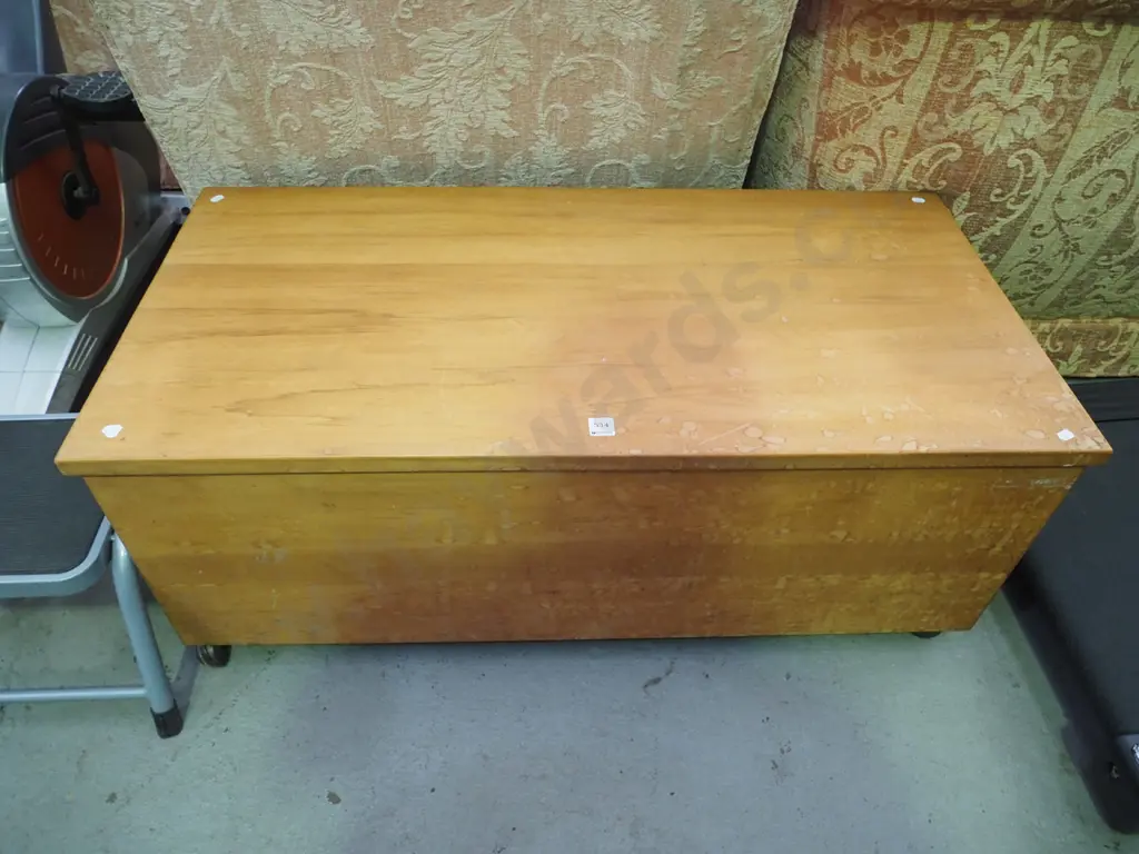 solid rimu blanket box - water staining H-400 W-1040 D-510 Image 1++