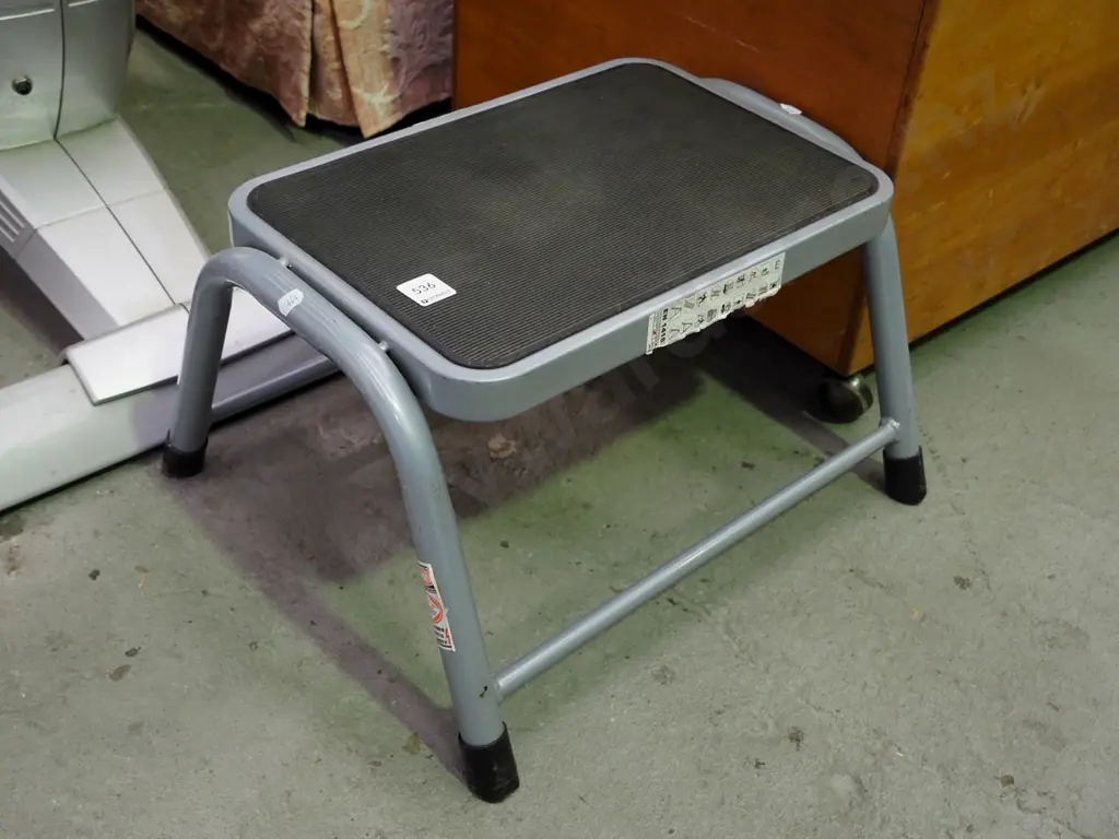 small kitchen step stool Image 1++