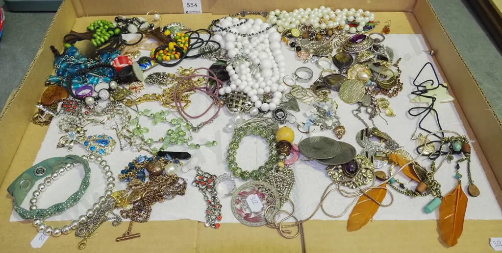 tray of costume jewellery Image 1++