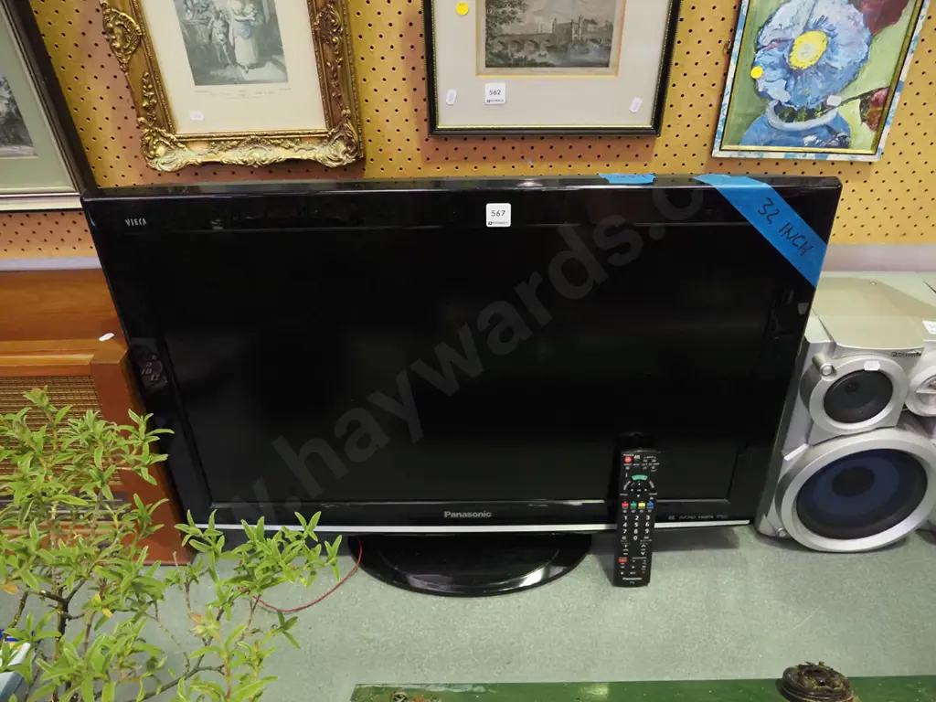 Panasonic 32" TV - remote missing back Image 1++