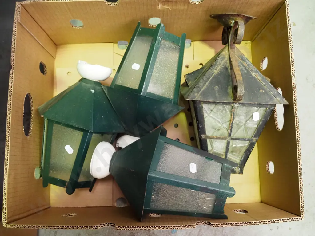 4x glass and metal outdoor light fittings Image 1++