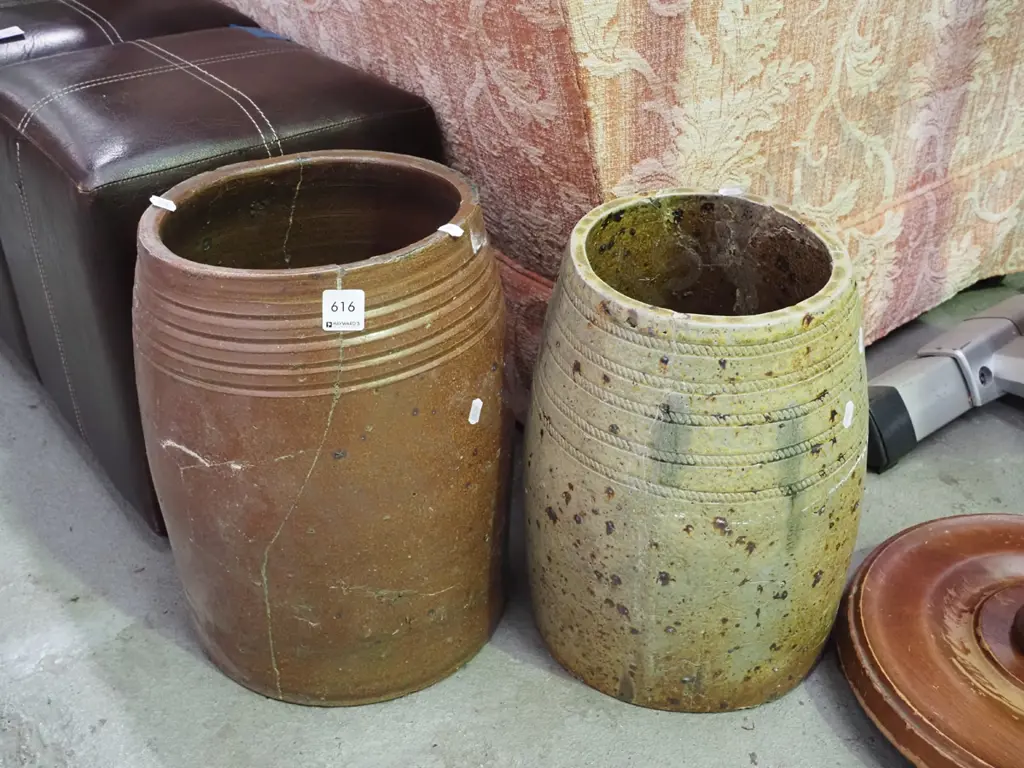 2x salt glazed chiney pots Image 1++