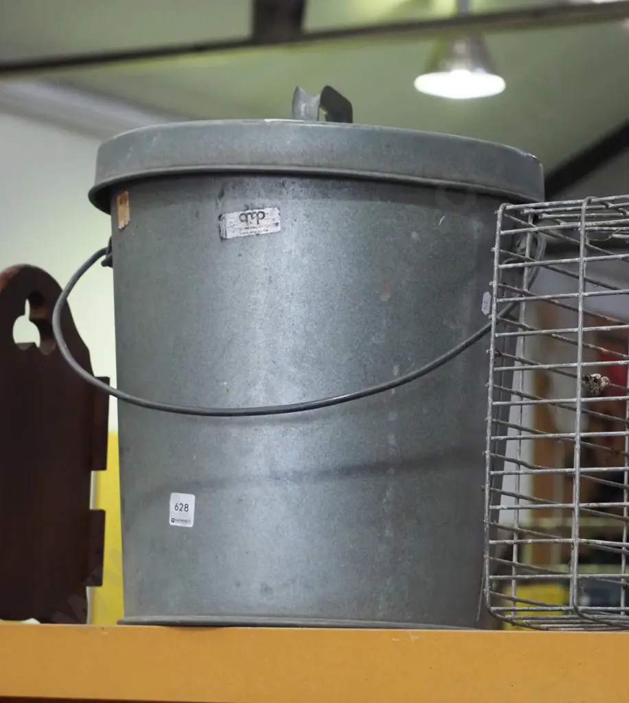 galvanised lidded ash can Image 1++