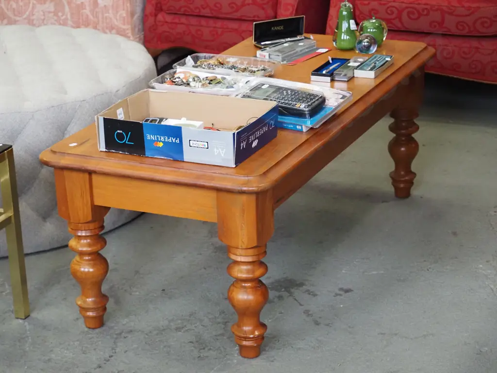 solid rimu turned leg coffe table Image 1++