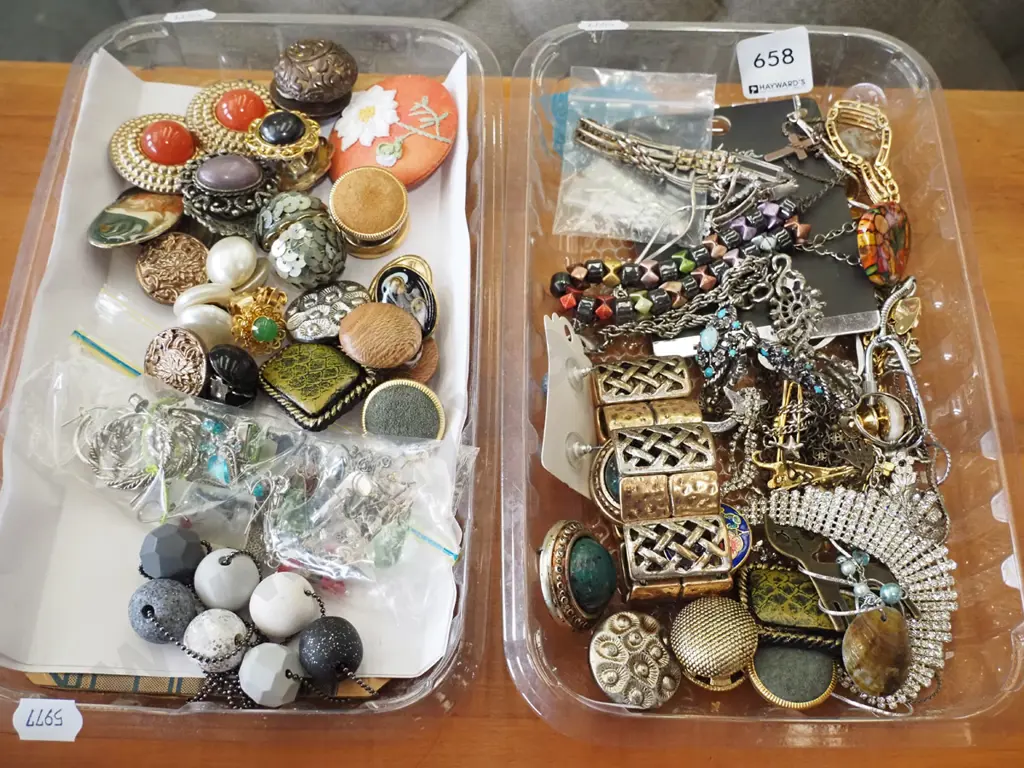 2x plastic trays of costume jewellery Image 1++