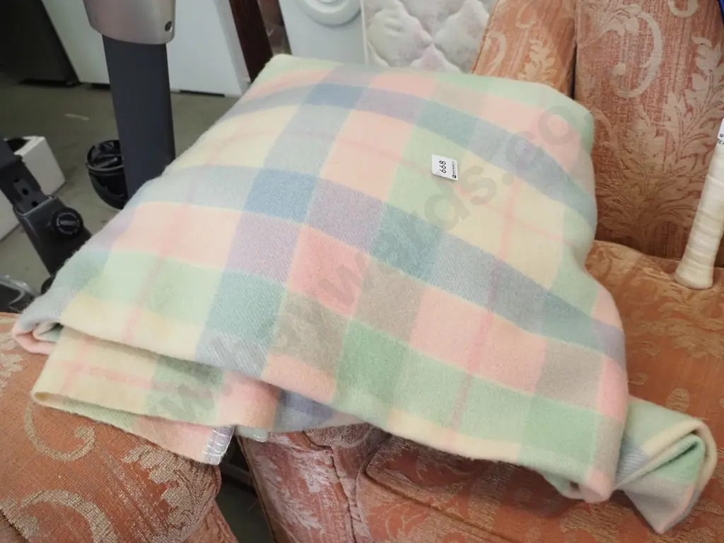 checked woollen blanket Image 1++