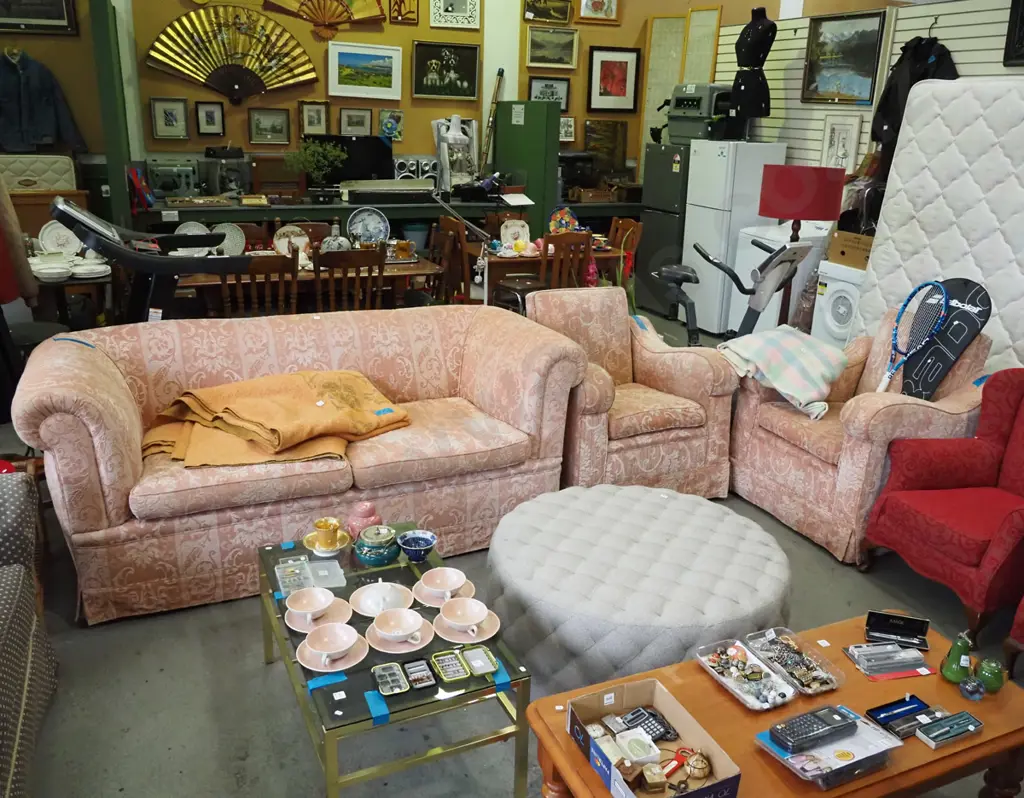 pink patterned 3 piece lounge suite - 2 seater and 2 singles Image 1++