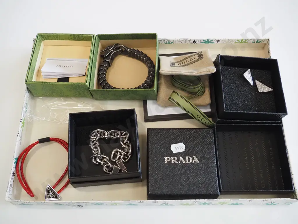 box; costume jewellery - bracelets, pins Image 1++