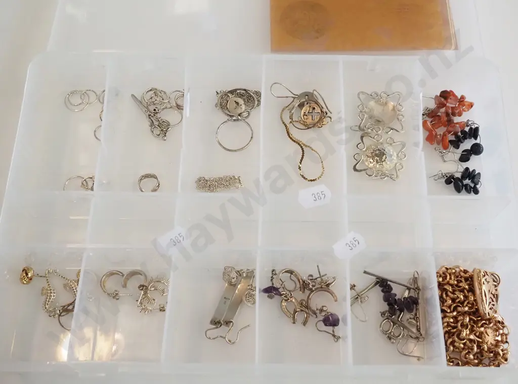 plastic organiser of costume jewellery Image 1++