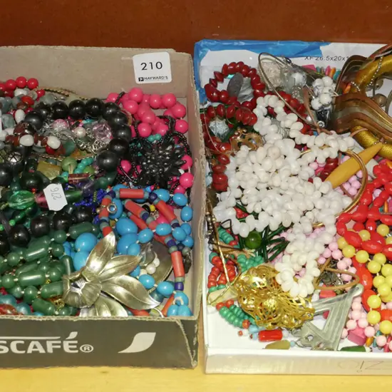 2x trays of costume jewellery