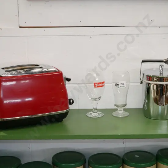 Delonghi toaster, 2x beer glasses, ice bucket