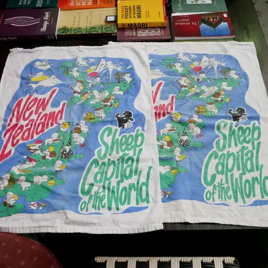 2x NZ sheep themed tea towels