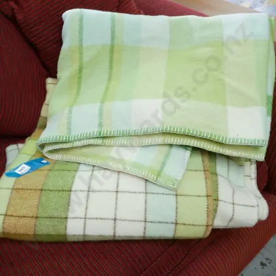 2x green checked wollen blankets