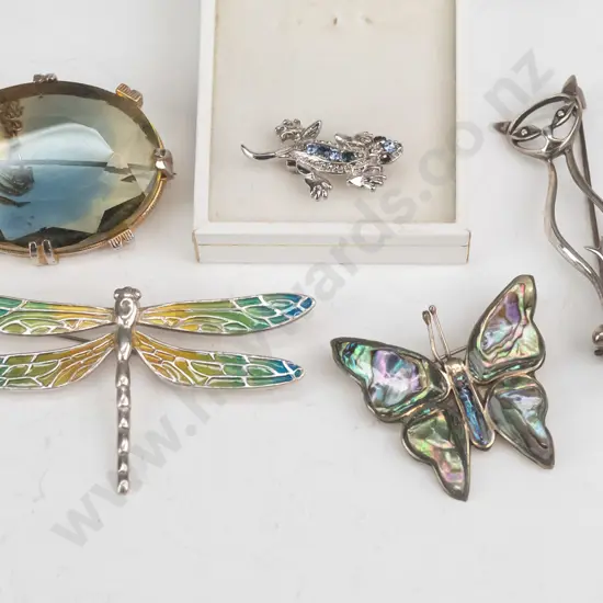 5 brooches - butterfly, dragonfly, cat, lizard & large stone brooch -  no marks