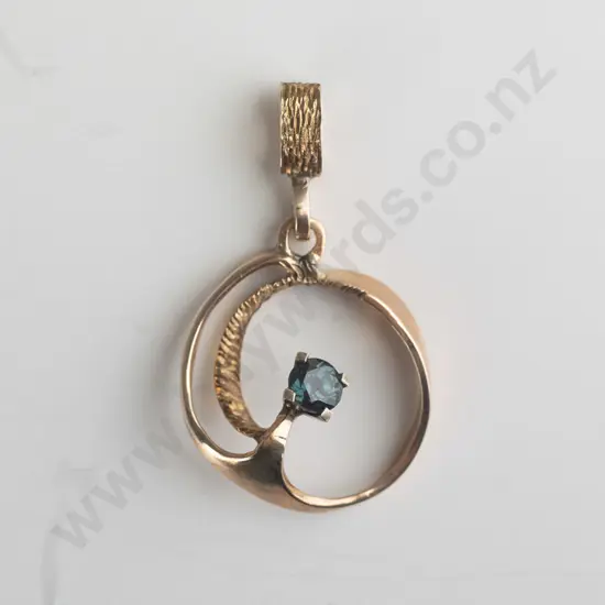 9ct double row circular pendant [no chain] with 4.5 round blue stone 3.8 grms