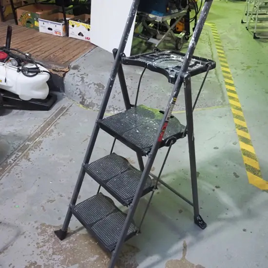 Gorilla metal and plastic 3 step painter's ladder