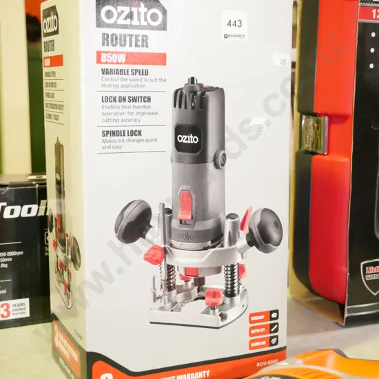 box as-new Ozito 850W router