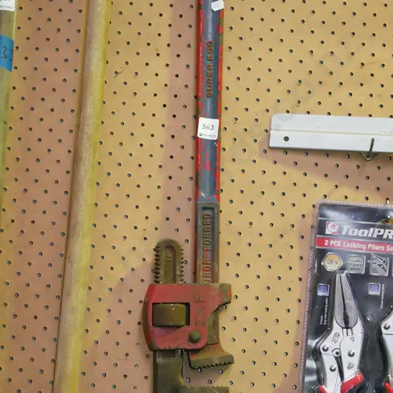 large plumber's stilsons