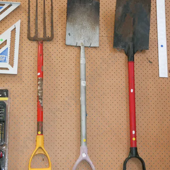 garden fork, 2 spades - yellow dots