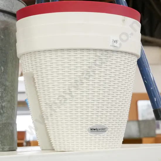 4x plastic Kiwi garden planters