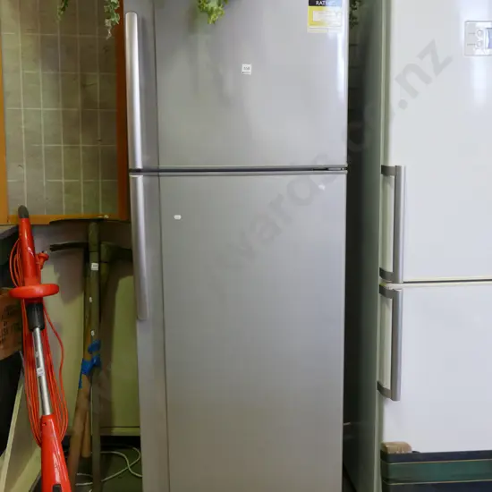 Sharp fridge/freezer H-1700 W-600 D-570