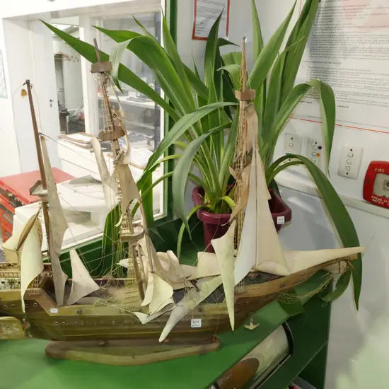 model sailing ship - rigging needs attention H-790