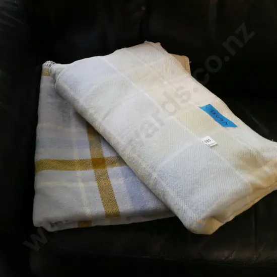 2x checked woollen blankets