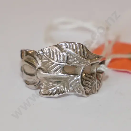 silver ring with leaf design 