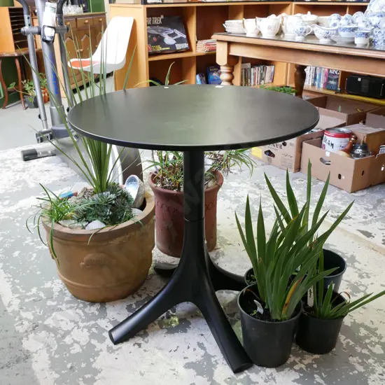as new circular plastic table, Dia 700