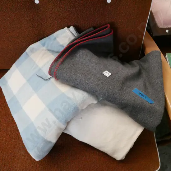 3x woollen blankets