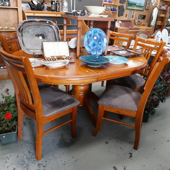 solid pine extending dining table with 6 matching chairs - slight wear to varnish 