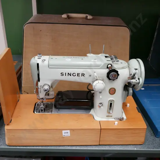 Singer electric table top sewing  machine