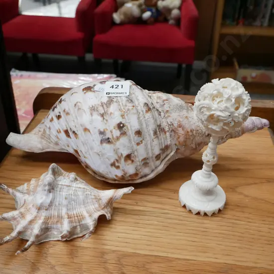 2x seashells, composite mystrer ball on stand