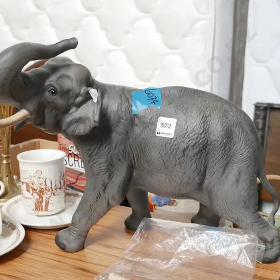 elephant figurine - 1 broken tusk H-300